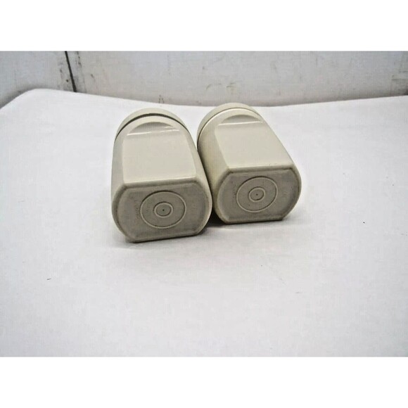 Tupperware Salt & Pepper Shaker Set Almond 1471-19 & 1471-18 Made In USA Vintage - Picture 3 of 3
